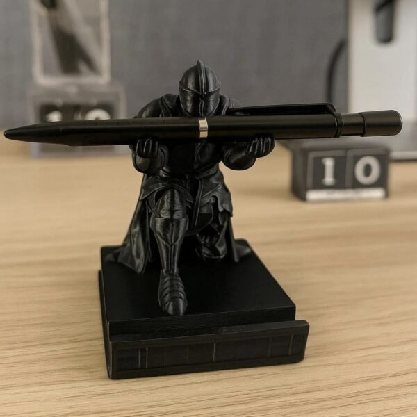 Kara Şövalye Temalı Diz Çöken Şövalye Kalem ve Telefon Tutucu