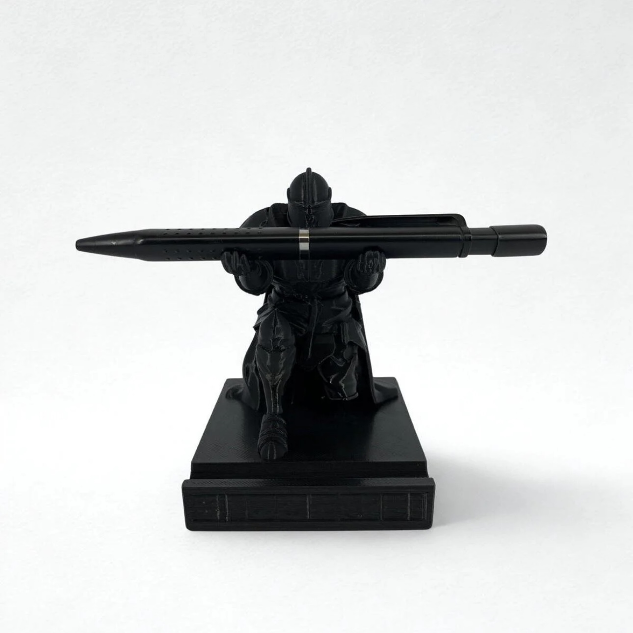 Kara Şövalye Temalı Diz Çöken Şövalye Kalem ve Telefon Tutucu - Görsel 2