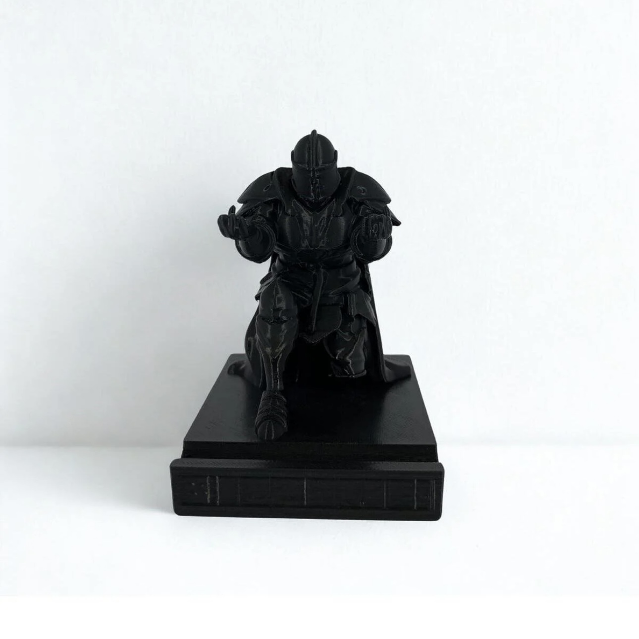 Kara Şövalye Temalı Diz Çöken Şövalye Kalem ve Telefon Tutucu - Görsel 3