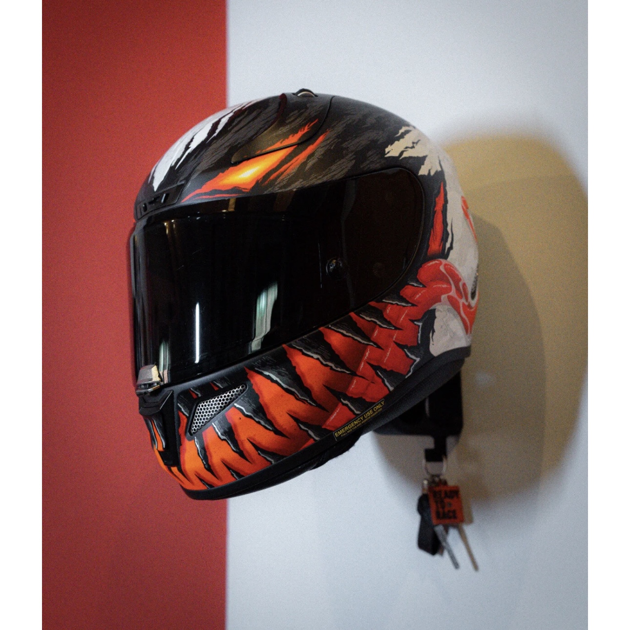 Duvarınızdaki Güç Alanı: Kask ve Anahtar Düzenleyici (Kask Askılığı)